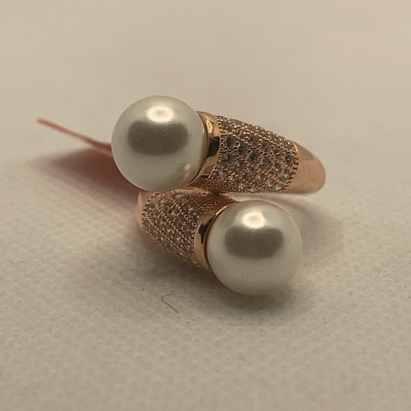 SHELL PEARL SIMULATED DIAMOND RING - Picture 6 of 8